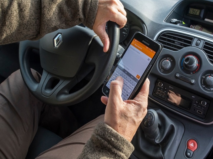 drivers using mobile four times more likely to have road accident who report WHO Report: वाहन चलाते वक्त अगर यूज करते हैं मोबाइल, तो चार गुना बढ़ जाता है एक्सिडेंट का खतरा