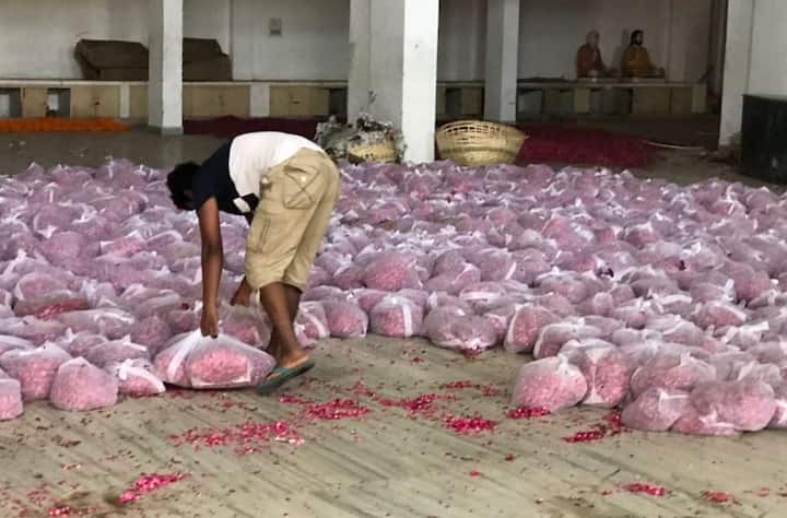 पीएम नरेन्द्र मोदी का रोड शो अस्सी मोड़, मुमुक्षु भवन, आनंदमयी अस्पताल, शिवाला तिराहा, सोनारपुरा, जगमबाडी होते हुए गोदौलिया पहुँचेगा. सड़क के दोनों किनारों पर बैरिकेडिंग कर दी गई है, जिससे कोई सड़क के बीच में न आ पाए. शहर में हर तरफ़ मोदी स्वागतम के बोर्ड लग गए हैं. रोड शो के दौरान गुलाब की पंखुड़ियों की बारिश होती रहेगी.