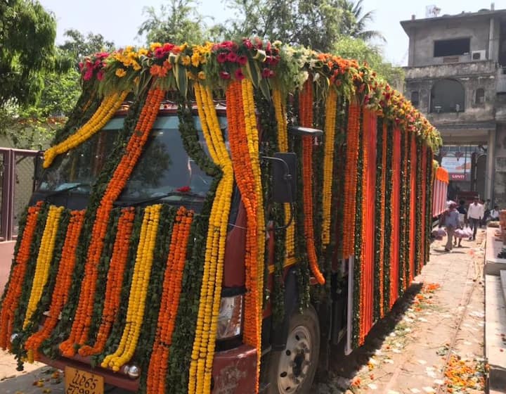  वाराणसी आज एक बार फिर प्रधानमंत्री नरेंद्र मोदी के मेगा शो का गवाह बनेगा. कल वाराणसी में नामांकन से पहले आज पीएम मोदी यहां सात किलोमीटर लंबा रोड शो करेंगे. मोदी का रोड शो बीएचयू से शुरू होकर दशाश्वमेघ घाट तक होगा. रोड शो के लिए फूलों से सज धज कर रथों का क़ाफ़िला तैयार है. गुलाब की पंखुड़ियों के हज़ारों पैकेट बनाए गए हैं. रास्ते भर फूलों की बारिश होती रहेगी.