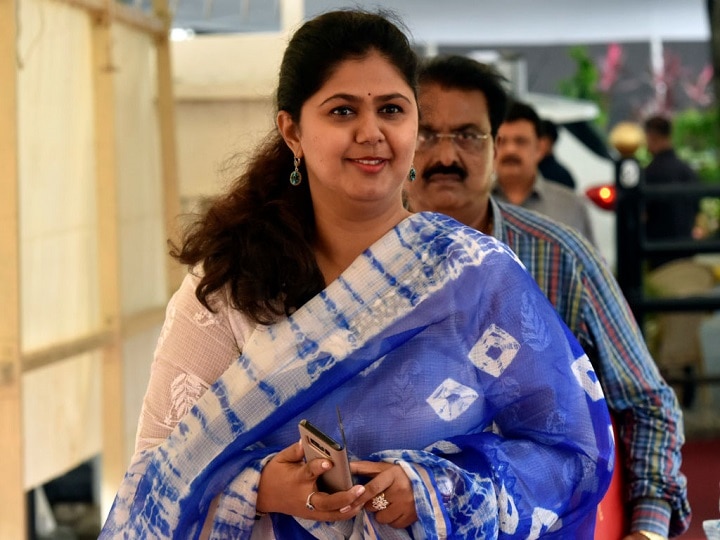 lok sabha election 2019 Pankaja Munde profile know about Maharashtra rural development minister 2019 की 19 महिलाएं: गोपीनाथ मुंडे  की राजनीतिक विरासत को आगे बढ़ा रहीं हैं पंकजा मुंडे, जानिए उनका राजनीतिक सफर