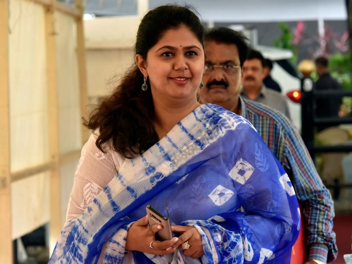 Maharastra Election 2019, Pankaja Munde facing fight against cousin brother in Parli महाराष्ट्र चुनाव: परली सीट पर पंकजा मुंडे को चुनौती दे रहे हैं चचेरे भाई धनंजय