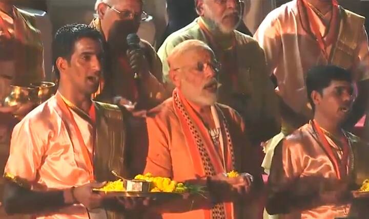 करीब दो घंटे बीस मिनट का यह रोड शो बीएचयू के लंका गेट से शुरू होकर अलग अलग इलाकों से होता हुआ दशाश्वमेध घाट पर पहुंचा. प्रधानमंत्री ने यहां गंगा आरती में हिस्सा लिया.