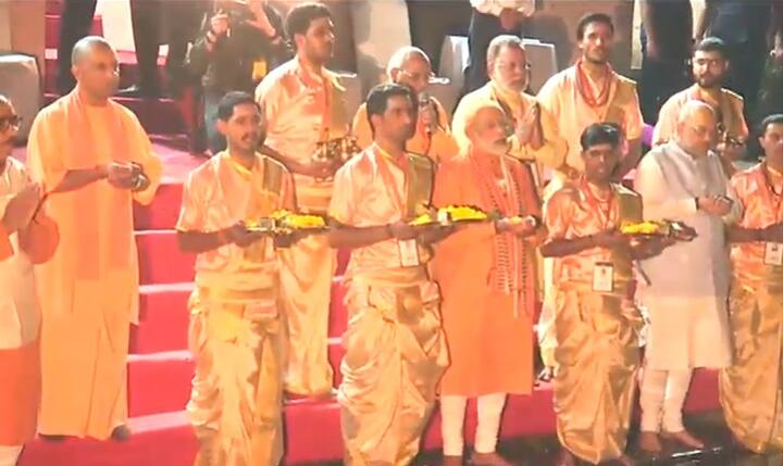 गंगा आरती के दौरान पीएम पूरी तरह भक्तिमय दिखाई दिए, आरती के दौरान पीएम लगातार ताली बजाते रहे. इसके बाद प्रधानमंत्री ने वैदिक मंत्रोच्चार के बीच गंगा पूजन भी किया.