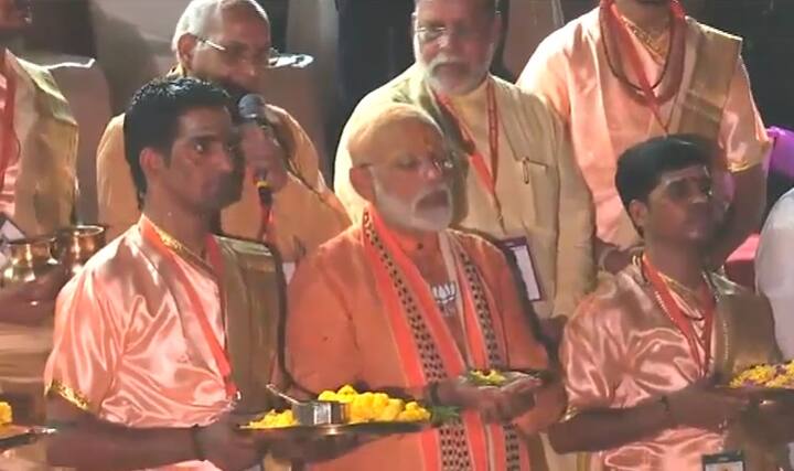प्रधानमंत्री नरेंद्र कल सुबह 11 बजे नगर देवता कालभैरव के दर्शन-पूजन करेंगे. इसके बाद वह सुबह 11.30 बजे कचहरी में वाराणसी लोक सभा सीट से नामांकन दाखिल करेंगे.
