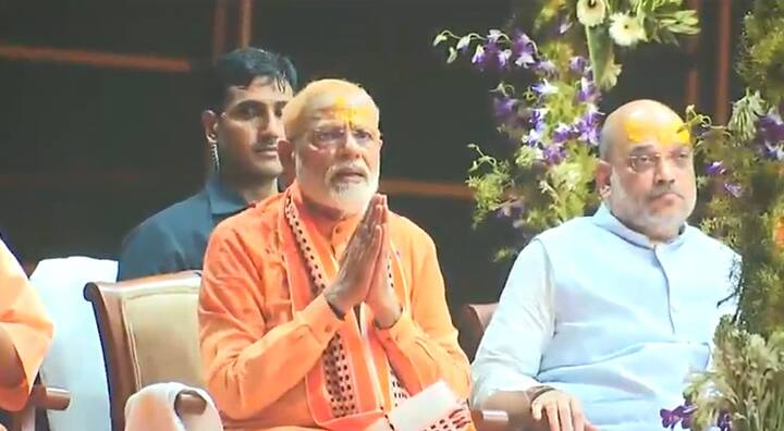 भारी भीड़ के बीच पीएम का यह रोड शो अस्सी मोड़, मुमुक्षु भवन, आनंदमयी अस्पताल, शिवाला तिराहा, सोनारपुरा, जगमबाडी होते हुए गोदौलिया पहुंगा. इसके बाद पीएम सीधे दशाश्वमेध घाट पर पहुंचे और गंगा आरती में शामिल हुए.