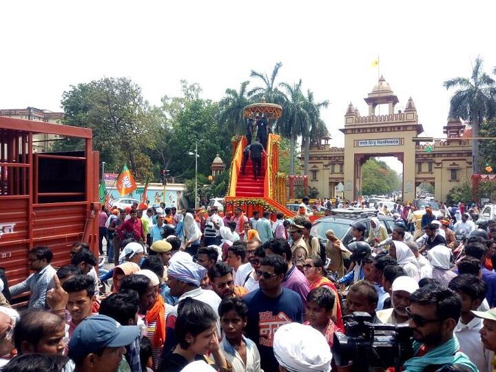 लंका इलाके के मालवीय चौराहे पर भी काफी भीड़ है और लोग भरी धूप में भी पीएम मोदी का इंतजार कर रहे हैं.