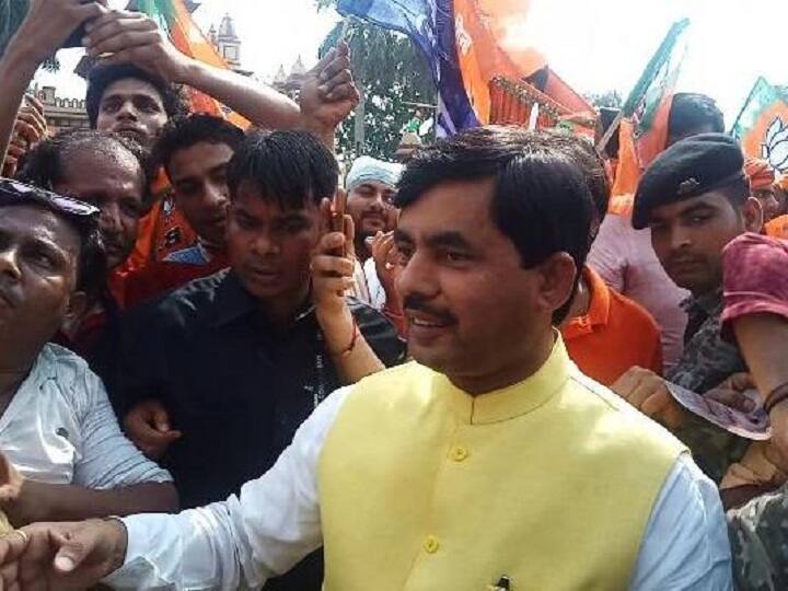 पीएम मोदी के रोड शो में शामिल होने के लिए बीजेपी नेता भी पहुंचे हैं. ये रोड शो बीजेपी के लिए शक्ति प्रदर्शन की तरह माना जा रहा है.