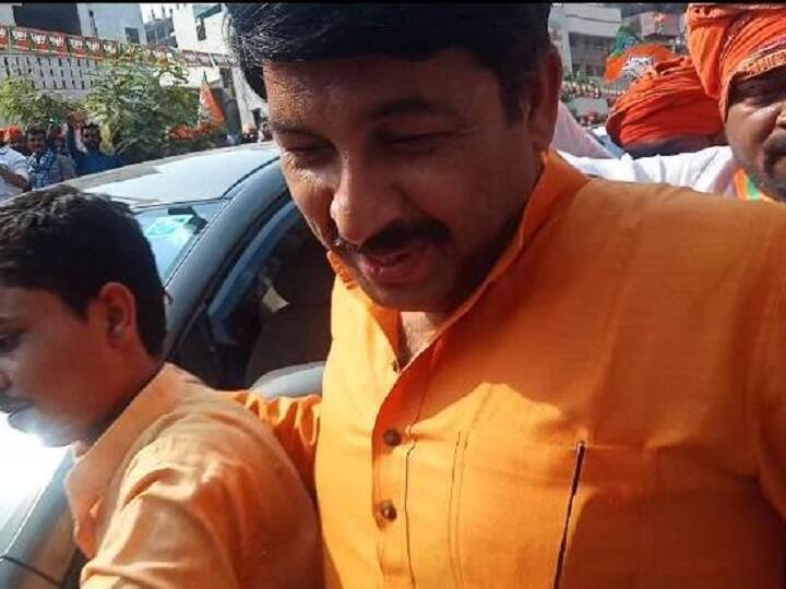 बीजेपी नेता मनोज तिवारी भी रोड शो के लिए वाराणसी में है. लोग उनके साथ सेल्फी के लिए आतुर नजर आए. उन्होंने भी लोगों को निराश नहीं किया.