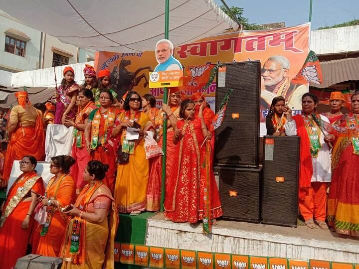 काशी के अस्सी इलाके में ये छोटा सा मंच सजा है और लोग अपने सांसद के इंतजार में खड़े हैं. स्पीकर आदि भी यहां लगे हुए हैं.