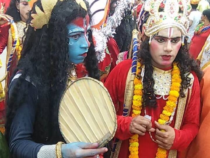 लंका इलाके में भगवान की वेशभूषा धारण किए ये लोग भी दिखाई दिए. जनता इनके साथ सेल्फी लेती भी दिखी. 