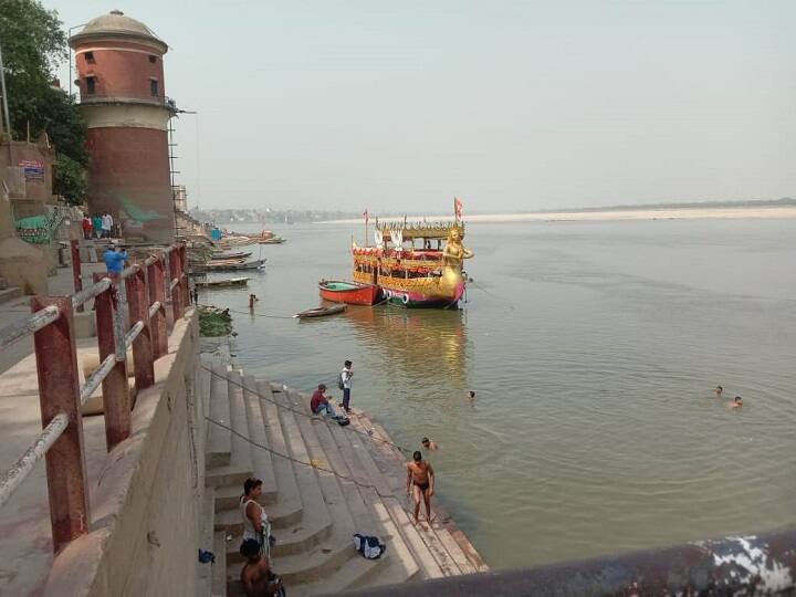 नावों को काफी भव्यता के साथ सजाया गया है. बाहर से आए लोग इन नावों की तस्वीर लेते भी दिखाई दिए.