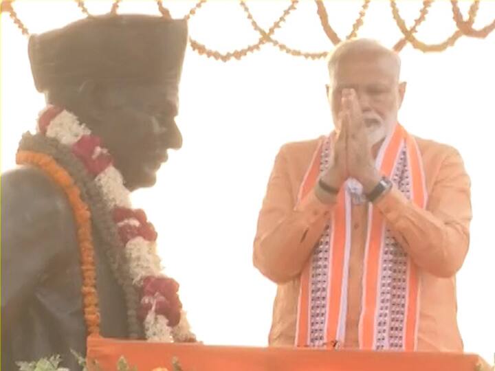 मोदी ने महामना मदन मोहन मालवीय की प्रतिमा पर माल्यार्पण कर रोड शो की शुरुआत की. इसके बाद 'हर-हर महादेव' और 'जय श्री राम' के साथ मोदी-मोदी के गगनभेदी नारों से काशी गूंज उठी. सड़क से काफिला गुजरा तो लोगों ने फूलों की बौछार कर उनका स्वागत भी किया.