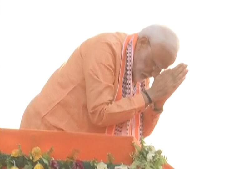 प्रधानमंत्री नरेंद्र मोदी ने इसके बाद काशी की जनता को झुककर हाथ जोड़े. लोग भी पीएम की ये सादगी देख कर मोदी-मोदी के नारे लगाने लगे.