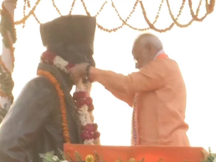 पीएम का काफिला सबसे पहले लंका चौराहे पर पहुंचा जहां उन्होंने महामना मदन मोहन मालवीय की प्रतिमा को माला पहनाई और पुष्प अर्पित किए.