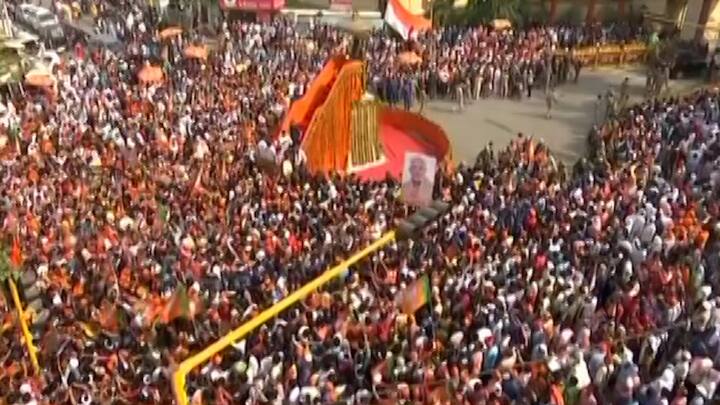 पीएम के रोड शो में दूर-दूर से लोग पहुंचे हैं और भयंकर गर्मी के बावजूद उनका उत्साह देखते ही बन रहा है. 