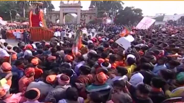 पीएम मोदी के साथ कुछ केंद्रीय मंत्री भी नजर आए. पीएम मोदी का रोड शो शुरु हो गया है जो काशी के कई इलाकों से गुजरेगा.