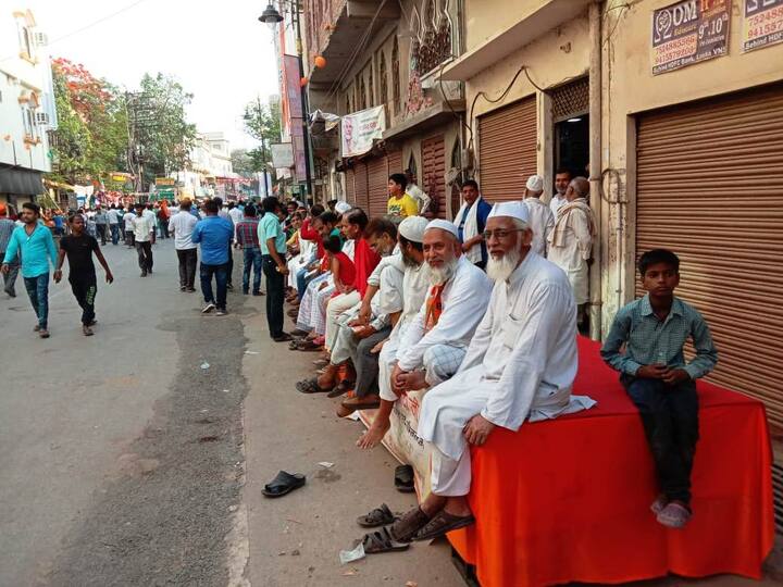 वाराणसी के मुस्लिम इलाकों के लोग भी अपने सांसद और पीएम नरेंद्र मोदी को देखने के लिए इंतजार करते नजर आए.