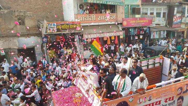 रोड शो समाप्त करने के बाद प्रियंका वापस चली गईं. इस बीच ना तो उन्होंने नेताओं से कोई बात की और ना ही प्रेस से कोई बात की. 