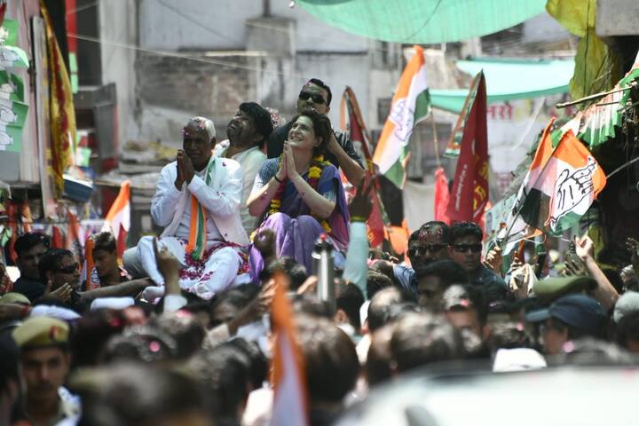 कांग्रेस महासचिव प्रियंका गांधी ने गुरूवार को झांसी की सड़कों पर रोड शो किया. मानिक चौक स्थित कांग्रेस कार्यालय से शुरू हुआ प्रियंका का रोड शो लगभग दो घंटे चला और कानपुर रोड स्थित ऐवट चौक पर संपन्न हुआ. जगह-जगह कार्यकर्ताओं और आम लोगों ने उनका स्वागत किया.