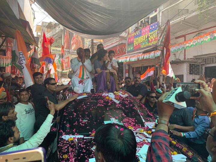 चादर चढ़ाने के उपरांत प्रियंका गांधी रोड शो के लिए खुली कार में सवार हो गई और कार्यकर्ताओं की लंबे काफिले के साथ रोड शो के लिए निकल पड़ीं. रोड शो का काफिला माहिल तालाब होते हुए मुस्लिम बहुल क्षेत्र बजरिया पहुंचकर दोबारा आंबेडकर चौरा पहुंचा.