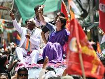 प्रियंका गांधी ने झांसी और जालौन में किया रोड शो, सैयद पदम पद शाह की मजार पर चादर चढ़ाई