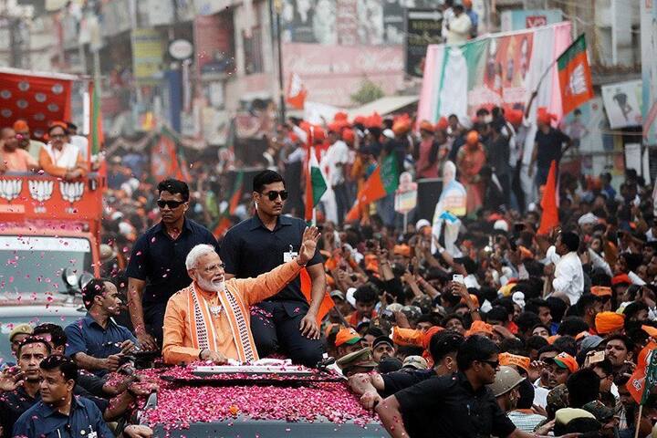 प्रधानमंत्री नरेंद्र मोदी ने गुरुवार को वाराणसी में मेगा रोड शो किया. इस मौके पर लोगों का भारी जनसैलाब उनके स्वागत के लिए उमड़ा.