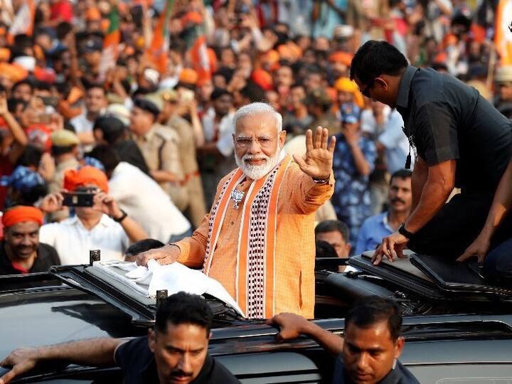 रोड शो में भाजपा के राष्ट्रीय अध्यक्ष अमित शाह, गृहमंत्री राजनाथ सिंह, प्रदेश के मुख्यमंत्री योगी आदित्यनाथ, प्रदेश अध्यक्ष महेंद्रनाथ पांडेय, केंद्रीय मंत्री नितिन गडकरी, निर्मला सीतारमण, सुषमा स्वराज, पीयूष गोयल, जेपी नड्डा, मनोज सिन्हा, अनुप्रिया पटेल, केशव मौर्य, दिनेश शर्मा, हेमामालिनी, मनोज तिवारी, दिनेशलाल यादव निरहुआ, रविकिशन आदि शामिल हुए.