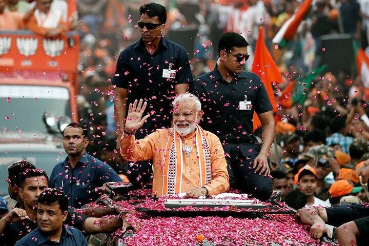 मोदी का काफिला जब सड़कों से गुजरा तो उन्हें देखने के लिए लोग घरों की छतों पर चढ़े नजर आए. हर तरफ समर्थक खड़े थे और 'मोदी-मोदी' की आवाज लगा रहे थे.