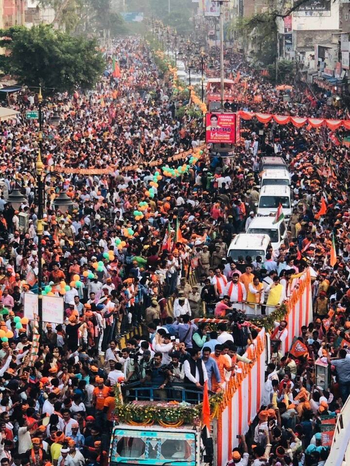 रोड शो लंका से अस्सी, शिवाला, सोनारपुरा, मदनपुरा, गोदौलिया होकर दशाश्वमेध घाट पहुंचा, जहां प्रधानमंत्री समेत सभी लोग गंगा आरती में शामिल हुए. मोदी डीरेका गेस्ट हाउस में रात्रि विश्राम करेंगे.