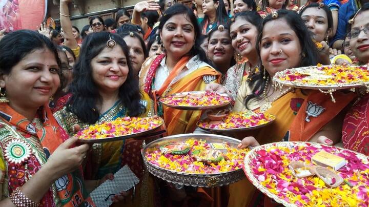 इस दौरान जगह-जगह कॉलेज की छात्राओं और लोगों ने सांस्कृतिक कार्यक्रम पेश किया. मोदी का रोड शो लंका से अस्सी पहुंचा. इस दौरान अस्सी चौराहे पर शंखनाद के साथ फूलों की बौछार कर काशीवासियों ने मोदी का स्वागत किया. इसके बाद प्रधानमंत्री का रोडशो भदैनी से होते हुए सोनपुरा की तरफ बढ़ गया.