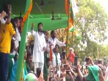 मुंगेर: अनंत सिंह की पत्नी नीलम देवी के लिए रैली करने पहुंचे तेजस्वी, जैसे ही माला पहनाई टूट गया मंच