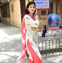 IN Pics: देसी स्वैग में घर से निकलीं शनाया कपूर, खूबसूरती में बहन जाह्नवी कपूर को देती दिंखी टक्कर