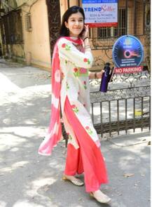 IN Pics: देसी स्वैग में घर से निकलीं शनाया कपूर, खूबसूरती में बहन जाह्नवी कपूर को देती दिंखी टक्कर