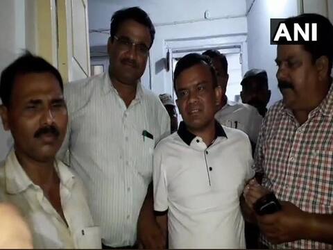 बिहार: गया जिले के SDO दो लाख रिश्वत लेते रंगे हाथ पकड़े गए, कार्रवाई जारी बिहार: गया जिले के SDO दो लाख रिश्वत लेते रंगे हाथ पकड़े गए, कार्रवाई जारी