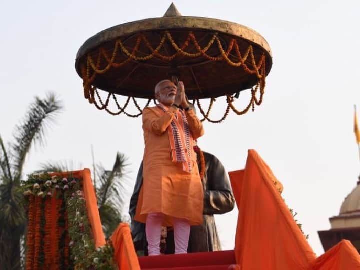 PM Narendra Modi Road Show Highlights वाराणसी में रोड शो के दौरान मुस्लिम मोहल्ले में PM को मिला शॉल, मोदी ने भी बरसाए फूल, 15 बड़ी बातें
