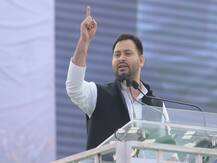 बिहार: चुनाव के बीच नियोजित शिक्षकों के साथ आए तेजस्वी यादव, कहा- कानूनी मदद करेंगे