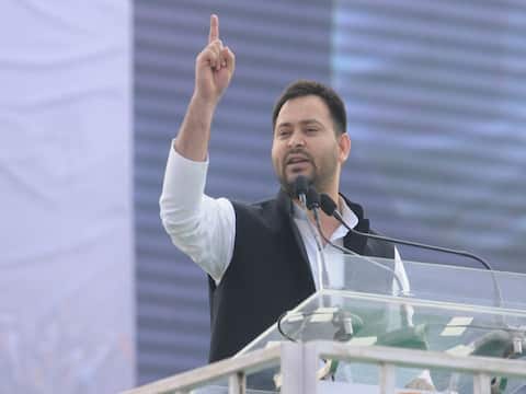 गिरिराज के बयान पर तेजस्वी का पलटवार, कहा- पहले वाला ज़माना नहीं कि नीतीश का लॉकेट गले में टांग ज़मीन क़ब्ज़ा लोगे गिरिराज के बयान पर तेजस्वी का पलटवार, कहा- पहले वाला ज़माना नहीं कि नीतीश का लॉकेट गले में टांग ज़मीन क़ब्ज़ा लोगे
