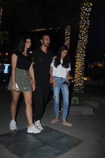 IN PICS: बेटियों के साथ आउटिंग करते दिखे अर्जुन रामपाल, यहां देखिए खूबसूरत बॉन्डिंग