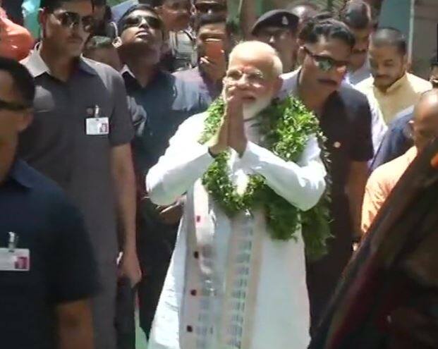 वाराणसी में प्रधानमंत्री नरेंद्र मोदी ने गुरूवार को भव्य रोड शो के बाद शुक्रवार को कचहरी पहुंच कर नामांकन दाखिल किया. पीएम मोदी दूसरी बार वाराणसी से चुनाव लड़ रहे हैं. नामांकन दाखिल करने के मौके पर पीएम मोदी के साथ नीतीश कुमार, रामविलास पासवान, प्रकाश सिंह बादल, अमित शाह और कई केंद्रीय मंत्री मौजूद रहे. रोड शो में लोगों का भारी जनसैलाब उनके स्वागत के लिए उमड़ पड़ा. कारवां आगे बढ़ता गया और लोग साथ जुड़ते गए. इसके बाद 'हर-हर महादेव' और 'जय श्री राम' के साथ मोदी-मोदी के गगनभेदी नारों से काशी गूंज उठी. 