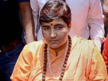 अपने बयानों से पलटीं साध्वी प्रज्ञा, कहा- दिग्विजय सिंह को कभी आतंकवादी नहीं कहा