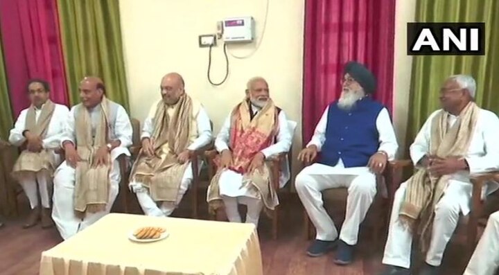 नामांकन दाखिल करने के मौके पर पीएम मोदी के साथ नीतीश कुमार, रामविलास पासवान, प्रकाश सिंह बादल, अमित शाह और कई केंद्रीय मंत्री मौजूद रहे. इसके अलावा अन्ना द्रमुक, अपना दल और उत्तर-पूर्व के विकास के प्रति समर्पित संगठन के सहयोगी दलों के नेता भी मौजूद रहे.