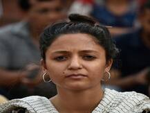 शेहला रशीद का विवादित बयान, कहा- बड़े शहरों में हिंदू और मुसलमान साथ बैठ कर दारू पीते हैं और बीफ़ खाते हैं