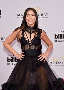 अवॉर्ड फंक्शन में ट्रांसपेरेंट ड्रेस में बेहद हॉट अंदाज में नजर आई ये हसीना, देखें तस्वीरें