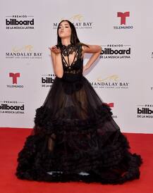 अवॉर्ड फंक्शन में ट्रांसपेरेंट ड्रेस में बेहद हॉट अंदाज में नजर आई ये हसीना, देखें तस्वीरें