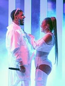 अवॉर्ड फंक्शन में जोश-जोश में परफॉर्म करते हुए एक-दूसरे को किस करने लगी ये रैपर जोड़ी, देखें तस्वीरें