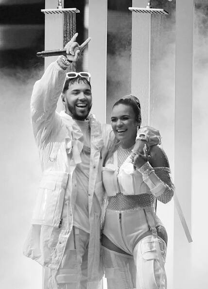 हालांकि बाद में दोनों ने वहां मौजूद दर्शकों को भी खूब एंटरटेन किया और कैमरे के आगे कई तस्वीरें भी खिंचवाईं.