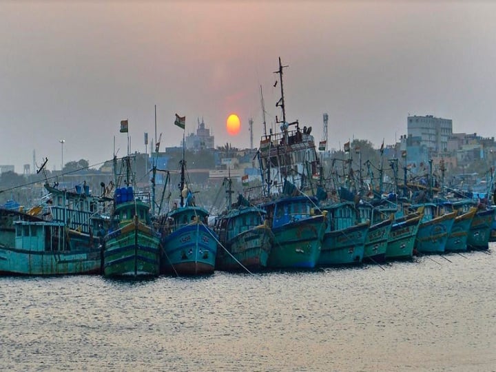 Andhra Pradesh is expected to intensify into severe cyclonic storm in 24 hrs बंगाल की खाड़ी के ऊपर दबाव वाला क्षेत्र चक्रवाती तूफान 'फनी' में तब्दील, मछुआरों के लिए एडवाइजरी जारी