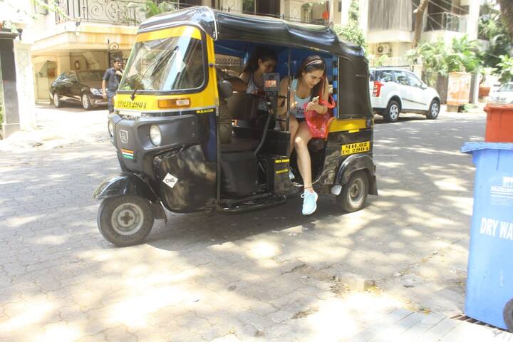 इसके साथ ही अभिनेत्री खुले बालों में हेयरबैंड लगाए और एक गुलाबी रंग का टोट बैग थामे दिखीं. (तस्वीर: मानव मंगलानी)