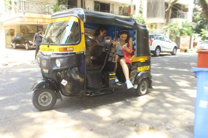 दरअसल, सारा को बांद्रा में सेलिब्रिटी स्टाईलिस्ट तान्या घावरी के साथ एक ऑटो से बाहर आते देखा गया था. (तस्वीर: मानव मंगलानी)