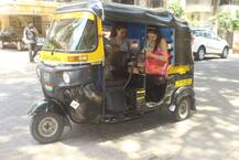 In Pics: ऑटोरिक्शा में दोस्त के साथ मस्ती करती दिखीं सारा अली खान, सामने आईं ऐसी तस्वीरें